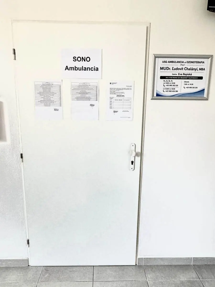 Dvere ambulancie s tabuľkou SONO Ambulancia